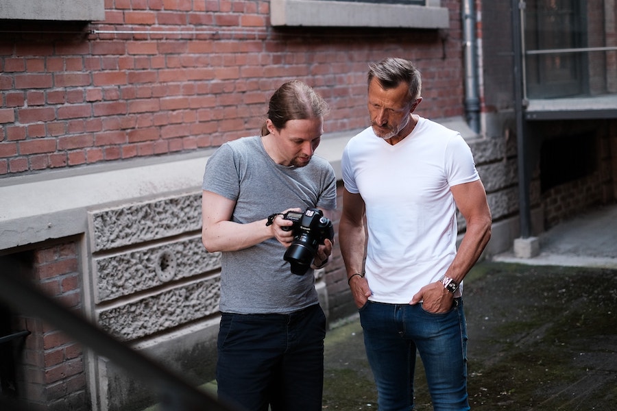 Fotograf Daniel-Bollinger Steinborn bespricht ein Businessporträt mit dem Kunden.